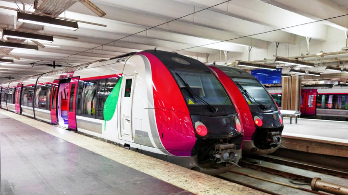 Deux trains Transilien dans une gare